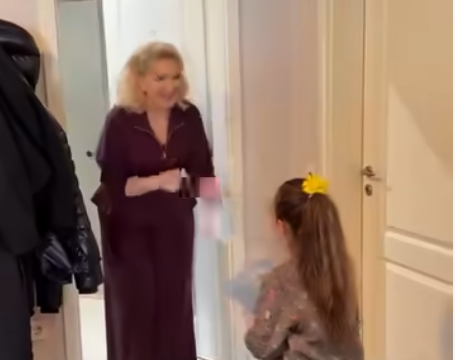 Kështu u surprizua artistja Shyhrete Behluli nga mbesa për festën e 8 Marsit