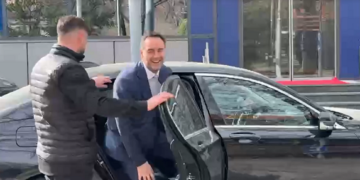 Konjufca del nga Qeveria, i injoron pyetjet e gazetarëve “a keni emër për president”, “a jeni kandidat”