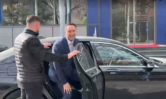 Konjufca del nga Qeveria, i injoron pyetjet e gazetarëve “a keni emër për president”, “a jeni kandidat”