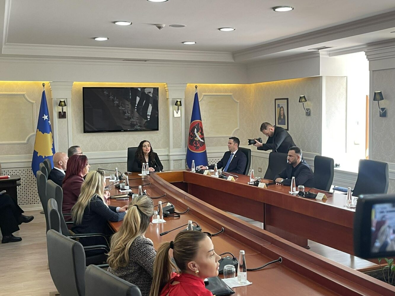 Pa Kurtin, Osmani nis takimin me liderët për datën e zgjedhjeve