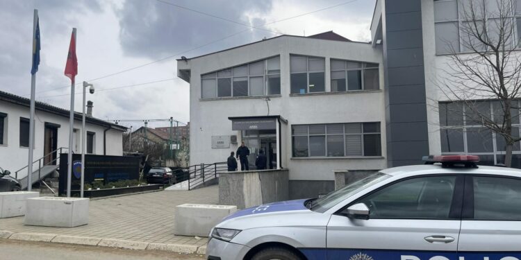 “Tre persona janë shoqëruar në polici” – detaje nga aksioni i Policisë në ARBK