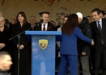 Në Kuvend s’iu afruan njëri-tjetrit, në kazermën e ushtrisë Osmanit e Kurtit u bie të përshëndeten