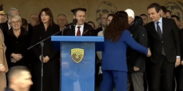 Në Kuvend s’iu afruan njëri-tjetrit, në kazermën e ushtrisë Osmanit e Kurtit u bie të përshëndeten