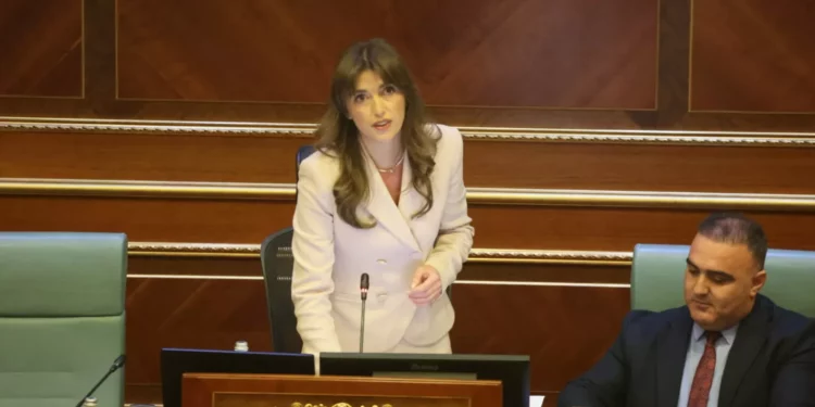 Reagim skandaloz: Kuvendi thotë se ia respektoi lirinë artistike Shkëlzen Gashit, pasaktësitë e rënda të masakrave i quan veç “shqetësime”