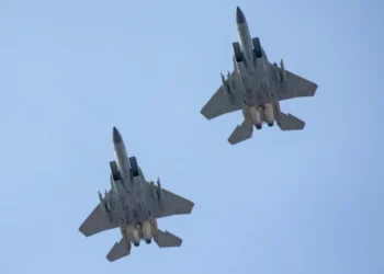 36 orë i vetëm në shkretirën e Isfahanit derisa Irani jepte para për kokën e tij, si e shpëtoi CIA pilotin amerikan përmes rrahjeve të zemrës