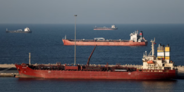 Dy anije kaluan Ngushticën e Hormuzit që nga armëpushimi, qindra të tjera mbeten të bllokuara