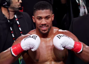 Joshua rikthehet në ring, pritet të përballet me boksierin shqiptar në Arabinë Saudite