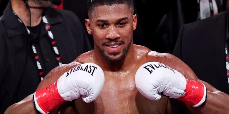 Joshua rikthehet në ring, pritet të përballet me boksierin shqiptar në Arabinë Saudite