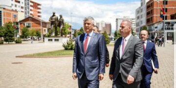 Lladrovci uron Thaçin për ditëlindje, tregon se si u njoh me të në vitet e 80-ta