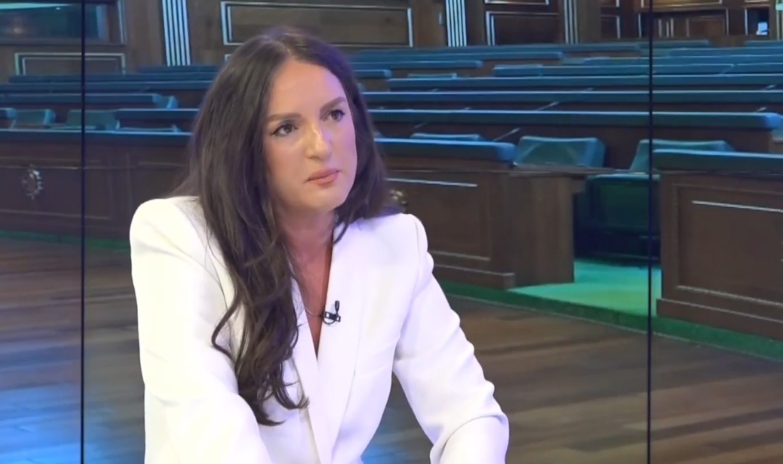 Gazetarja e RTK-së i reagon Kurtit: Ti flet për fjalën e lirë, ndërsa ne u larguam nga detyrat tona për shkak të fjalës së lirë