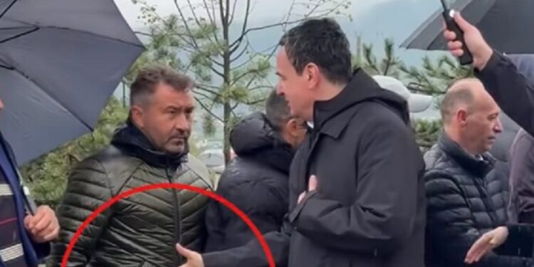 Drenicaku nuk ia zgjat dorën Albin Kurtit gjatë homazheve në Gllobar