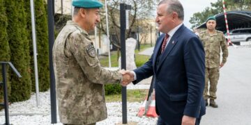 Ministri turk viziton kampin e KFOR-it, në Prishtinë