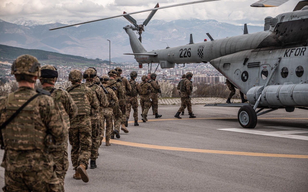 KFOR-i zhvillon stërvitje me helikopterë në Pejë për rritjen e gatishmërisë