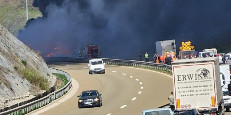 Zjarri i madh në autostradën “Ibrahim Rugova”, krijohen kolona të gjata te Qafa e Duhles