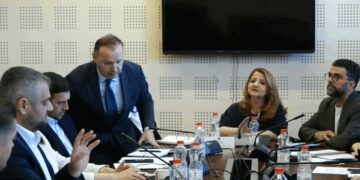 Përplasje e ashpër mes Armend Zemajt dhe Fatmire Kollçakut, Zemaj nervozohet dhe del nga mbledhja e komisionit