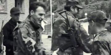 Fatmir Limaj me fotografi të rralla përkujton 27-vjetorin e Betejës së Koshares: Lavdi të rënëve për lirinë e Kosovës