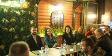 Osmani takim me qytetarët në Gjilan, në tubim merr pjesë edhe ish-deputetja e LDK-së
