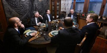 Kurti e mban afër “trurin e dialogut” Besnik Bislimin, në darkën me Sorensen MPJ u përfaqësua nga Ahmeti, mungoi Zulfaj