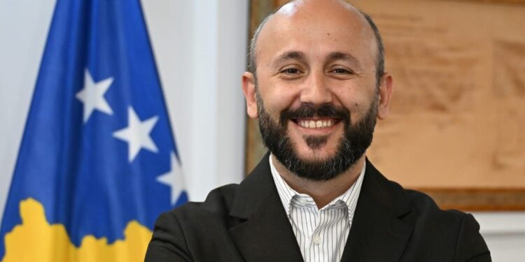 Gazetari Taulant Qenaj emërohet Këshilltar për Media i Kryeministrit Kurti