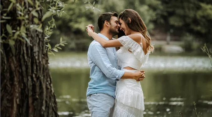 Detajet e vogla që mbajnë gjallë dashurinë, pse marrëdhëniet forcohen nga gjestet e përditshme