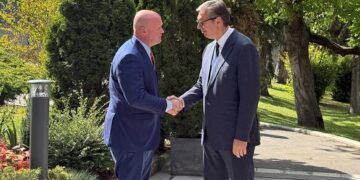 Ambasada e SHBA, Whitaker i qartë me Vuçiqin: Siguria varet nga zgjedhja e partnerëve të duhur