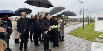 Haxhiu e Kurti bëjnë homazhe, nderojnë dëshmorët në Gllobar të Drenasit