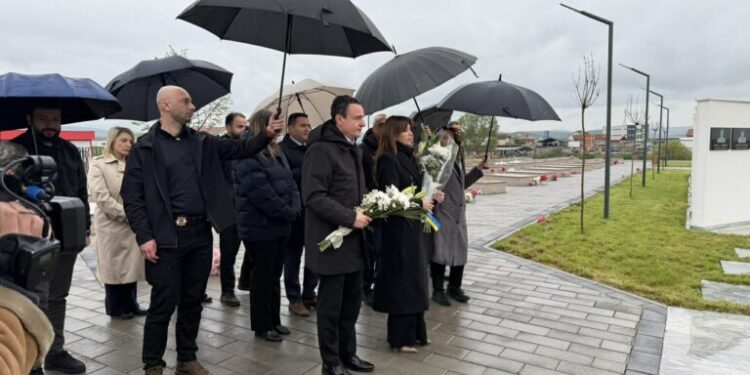 Haxhiu e Kurti bëjnë homazhe, nderojnë dëshmorët në Gllobar të Drenasit