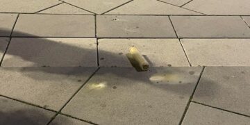 Dyshohet për hedhje të gazit lotsjellës pranë Kuvendit të Kosovës (Video)