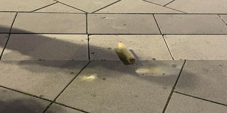 Dyshohet për hedhje të gazit lotsjellës pranë Kuvendit të Kosovës (Video)