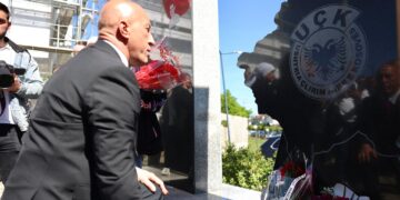 Haradinaj nderon martirët e Mejës: Plagët e luftës nuk mbyllen pa ndriçimin e fatit të të pagjeturve