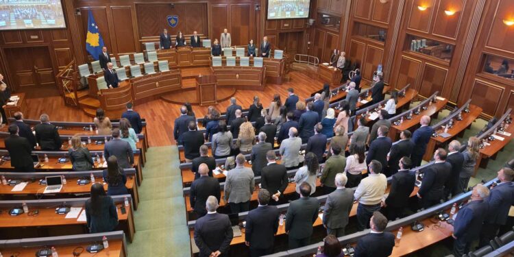 Kuvendi një minutë heshtje për Rexhep Qosjen