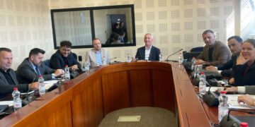 Nis mbledhja e Komisionit për mbikëqyrjen e AKI-së me dyer të mbyllura