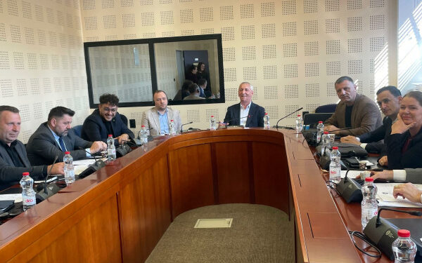 Nis mbledhja e Komisionit për mbikëqyrjen e AKI-së me dyer të mbyllura