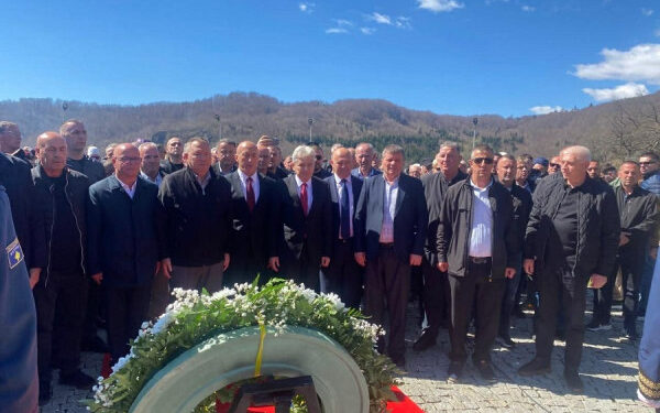 ​Koshare bashkon krerët shtetërorë e politikë për homazhe