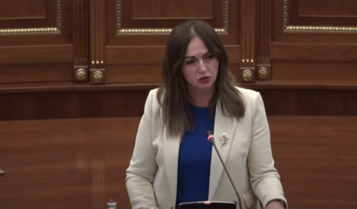 Nagavci mundohet ta shfajësoj shefin e saj pasi sulmoi mediat: Nuk e ka synim ndikimin në media