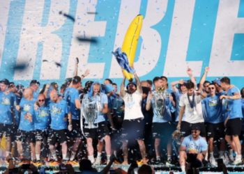 Manchester City, një anëtar i Tripletës nxjerr në ankand medaljet: mund ti duhen para