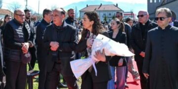 Ish-presidentja Vjosa Osmani në varrimin e Don Kelmend Spaqi: Do të kujtohet për guximin e humanizmin