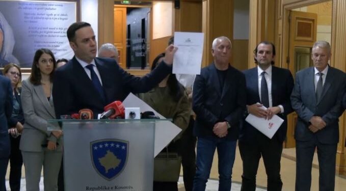 Abdixhiku ia bën ‘shah-mat Albin Kurtit, i prezanton 15 nënshkrimet e LDK-së për Vjosa Osmanin