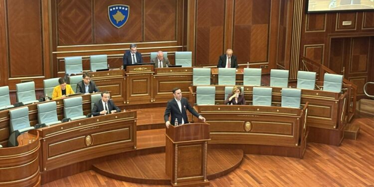 Abdixhiku i drejtohet qeverisë me ironi: Mirë keni punu, por nafta 2 euro