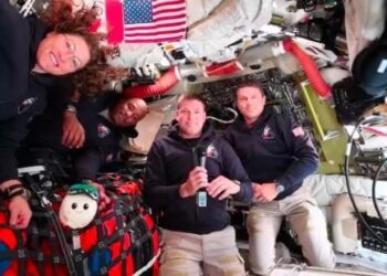 Astronautët e Artemis II praktikojnë veshjen dhe heqjen e kostumeve hapësinore