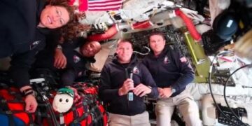 Astronautët e Artemis II praktikojnë veshjen dhe heqjen e kostumeve hapësinore