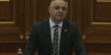 “S’ka logjikë me fillu me vonesë”, Tahiri kërkon respektim të orarit të seancave