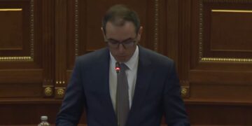 Deputeti i VV-së ngatërron Haxhiun me Osmanin, dikush nga salla i thotë “kanë me të mytë që ke gabu”