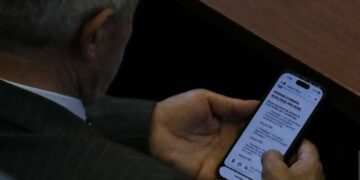 “Votojmë për, votojmë për”- Publikohen mesazhet e deputetit të VV-së në Kuvend