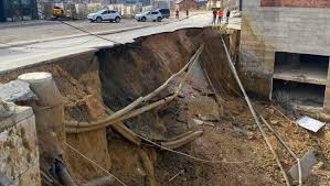 Gjobitet “Klub Invest” me 30 mijë euro pas shembjes së rrugës në Prishtinë