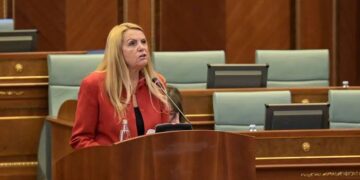 Time Kadriaj e ashpër me Donika Gërvallën: Mos ta faltë Zoti evladin e keq, se ta fëlliqë emrin e familjes