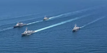 Reuters: Dy anije tregtare u qëlluan me armë zjarri derisa përpiqeshin të kalonin Ngushticën e Hormuzit