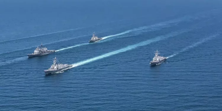 Reuters: Dy anije tregtare u qëlluan me armë zjarri derisa përpiqeshin të kalonin Ngushticën e Hormuzit