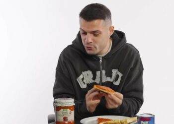 Xhaka zgjedh ajvarin para të gjithave: Në Kosovë të gjithë e hamë për mëngjes (VIDEO)