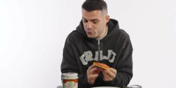 Xhaka zgjedh ajvarin para të gjithave: Në Kosovë të gjithë e hamë për mëngjes (VIDEO)